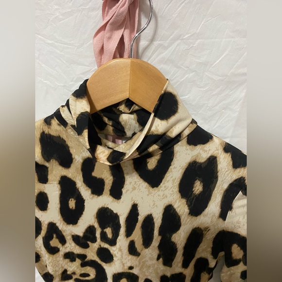 H&M Hennes Collection Leopard Print Open Back Mock Neck Top - NWOT - Picture 3 of 7